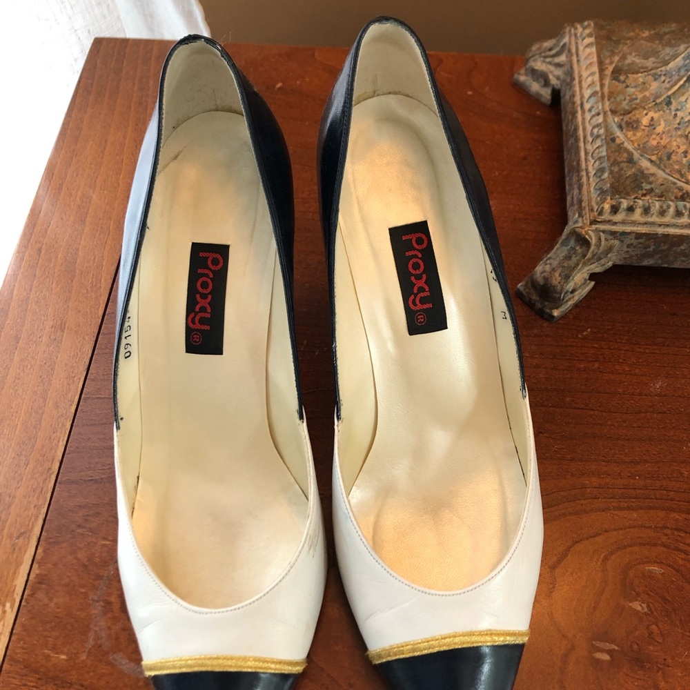 Fabulous Proxy Pump. All leather uppers & soles Size 9M. navy,white,gold.